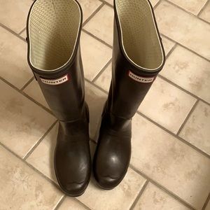Gently used Hunter rubber rain boots